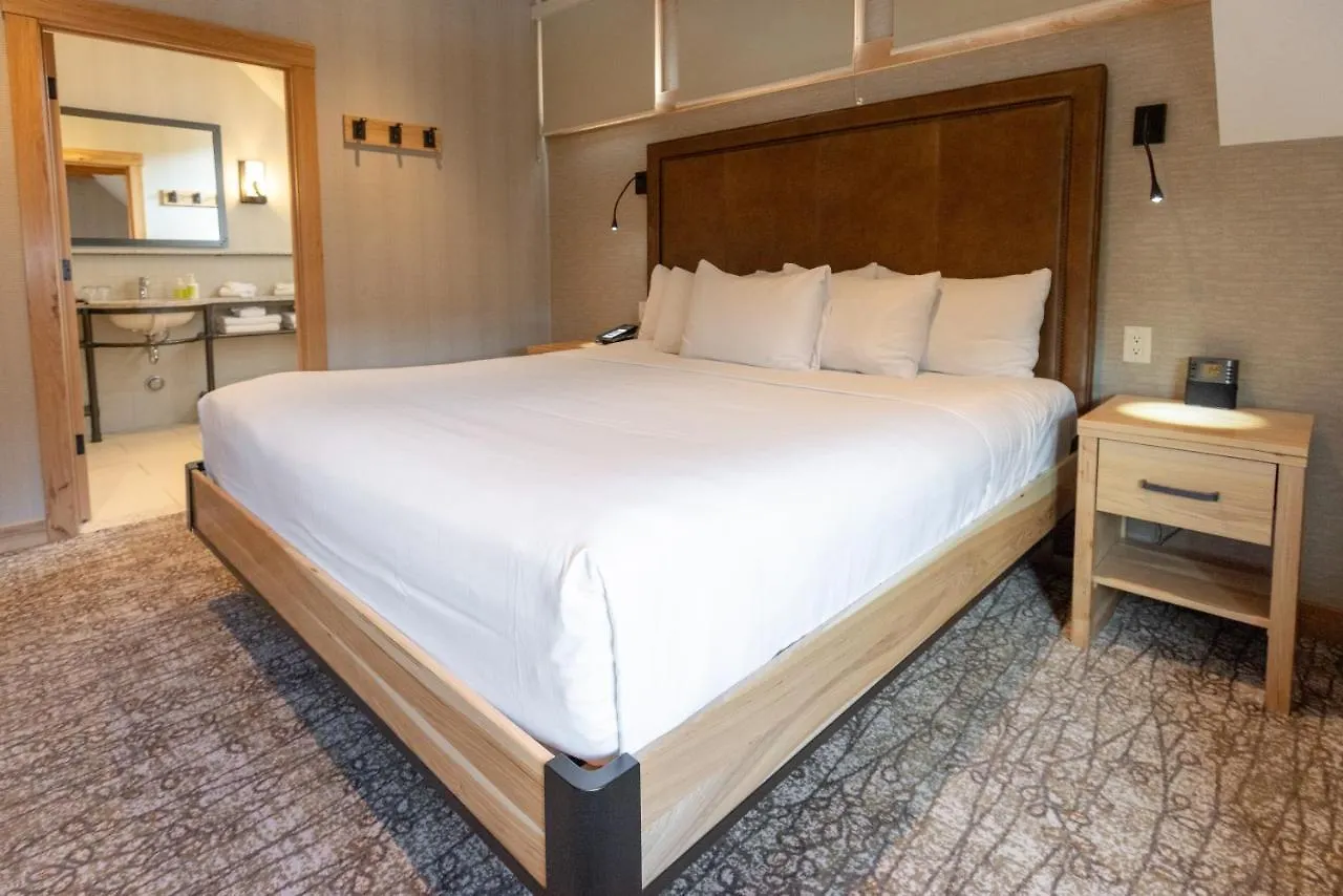 Moose Hotel And Suites Банф