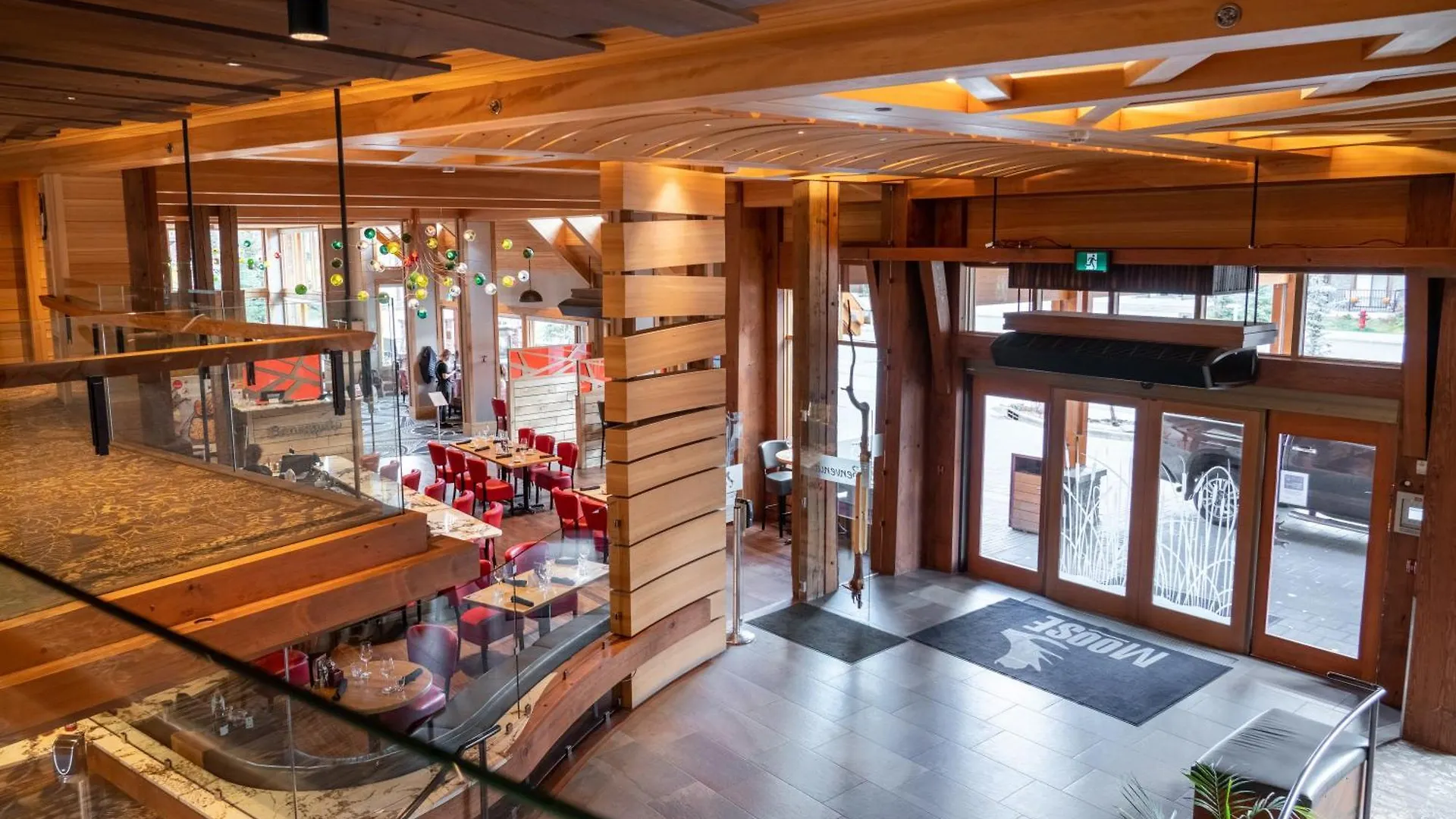 Moose Hotel And Suites Банф